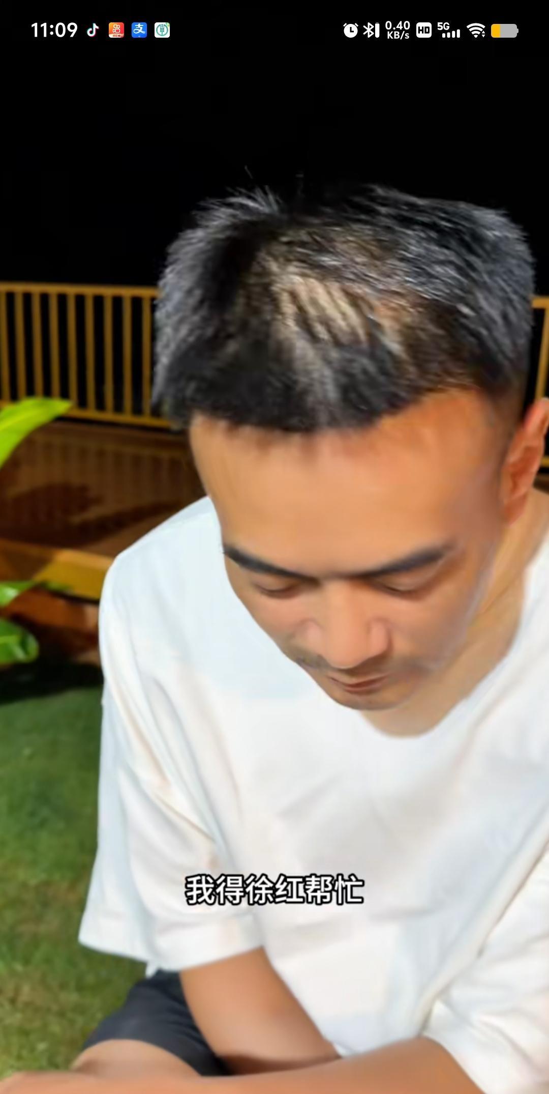 看透这帮中年人聚会的门道，根本不是唱什么“老友重逢”的戏码，而是各自在找各自的“