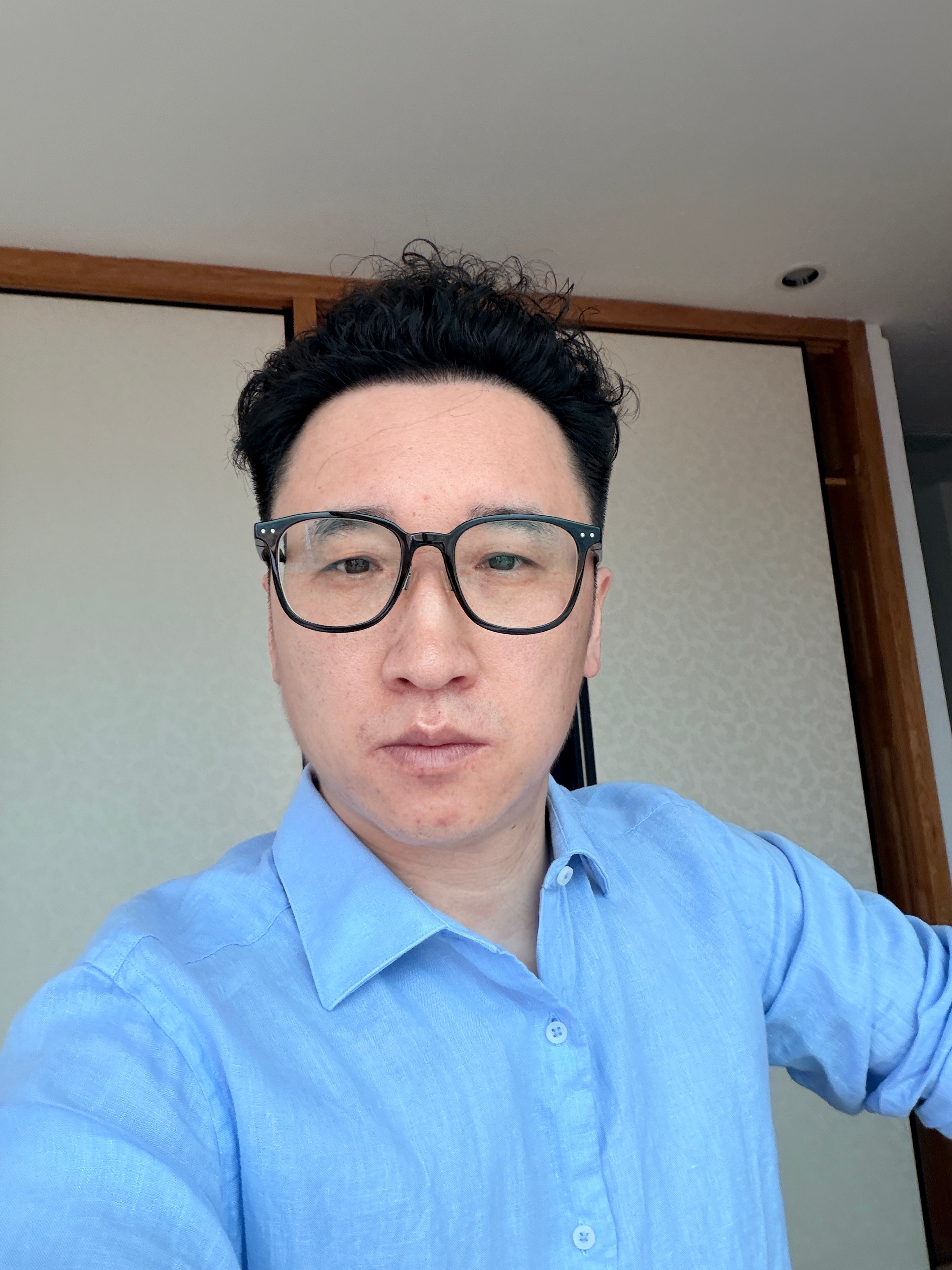 先把昨天那张自拍交代了：那是留长头发那会儿拍的，今天这张才是现在。别问头发怎么忽