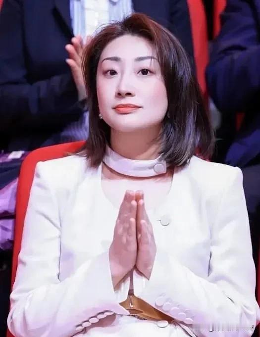 终于知道宗馥莉为什么不婚不育了！

第一，没时间。忙着斗叔伯以及爸爸留下的所谓的