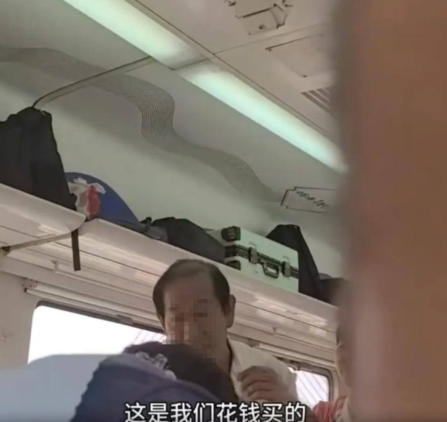 一位老人买了无座票上车，见俩孩子单独在坐，便想挤着歇脚，不料遭其母果断拒绝。老人