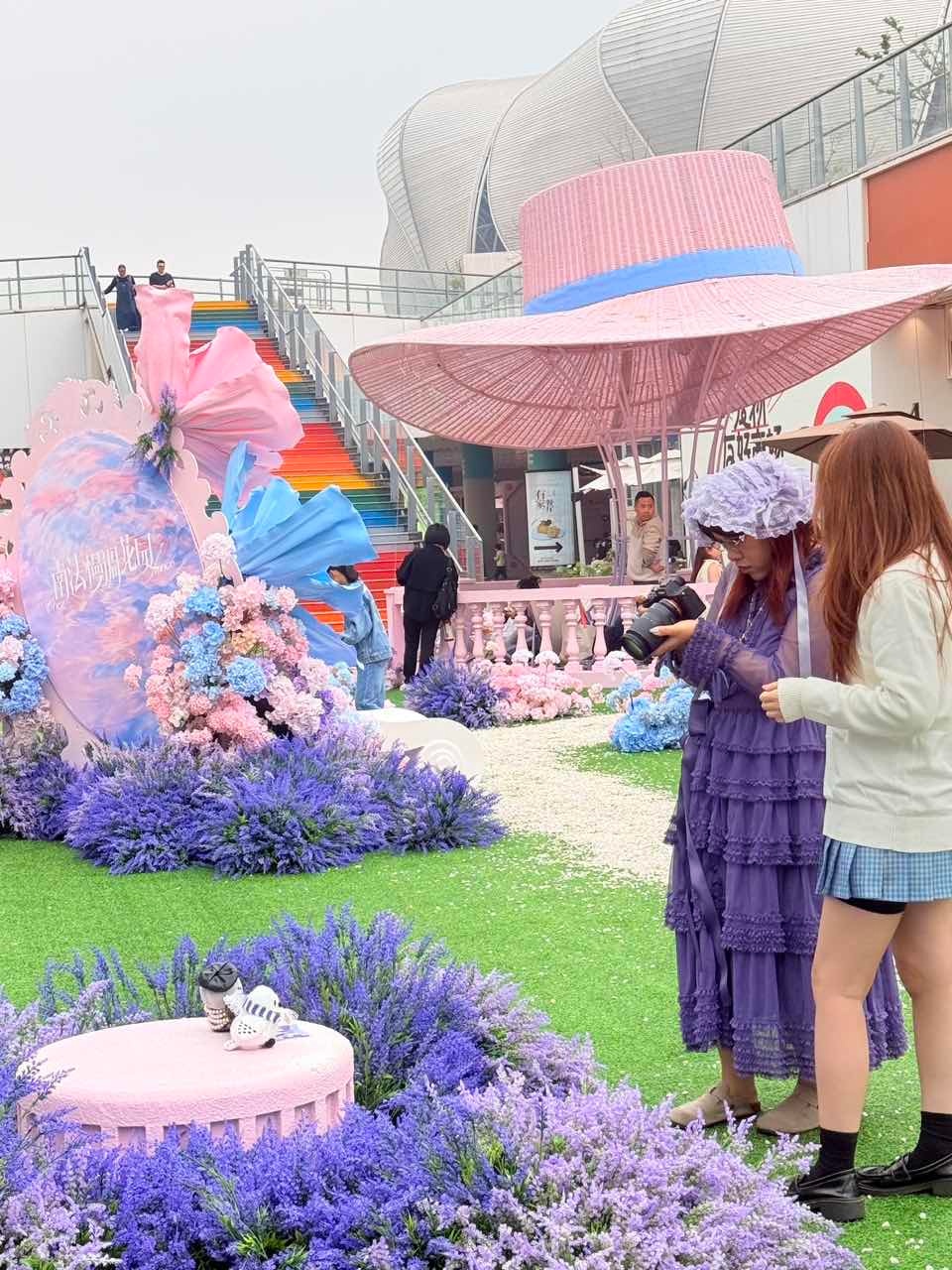 杭州人有自己的南法花园莲荷里是杭州春日南法浪漫天花板，春天的顶流打卡点了。在杭州