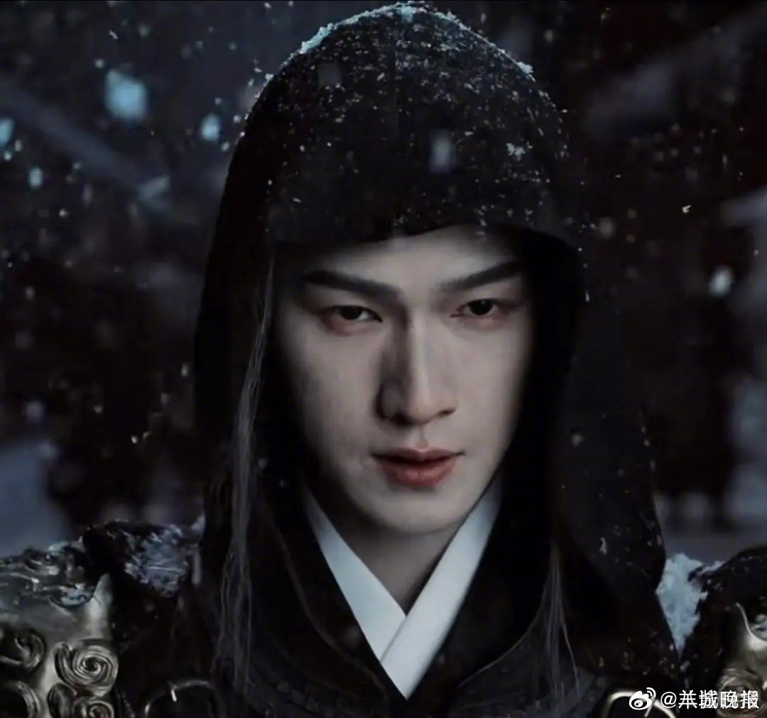 【你最喜欢哪一个内娱少年的将军造型】银甲玄袍，长枪立马有人是眉眼带笑的阳光少帅，