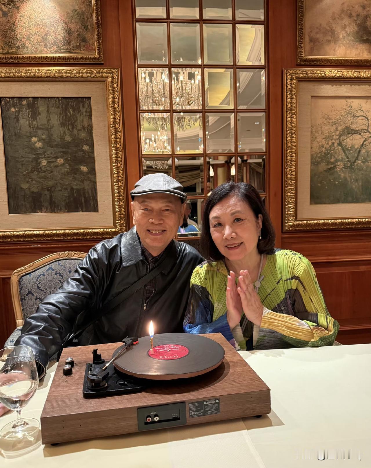 汪明荃罗家英在餐厅庆祝生日，黑胶唱片蛋糕还提特别，小小的烛光定格下两人长情的岁月