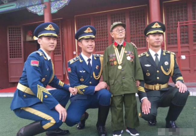 1939年，一“小孩”在街上碰见一名日军军官茨谷五雄，小孩赶紧躬身行礼，然而，就