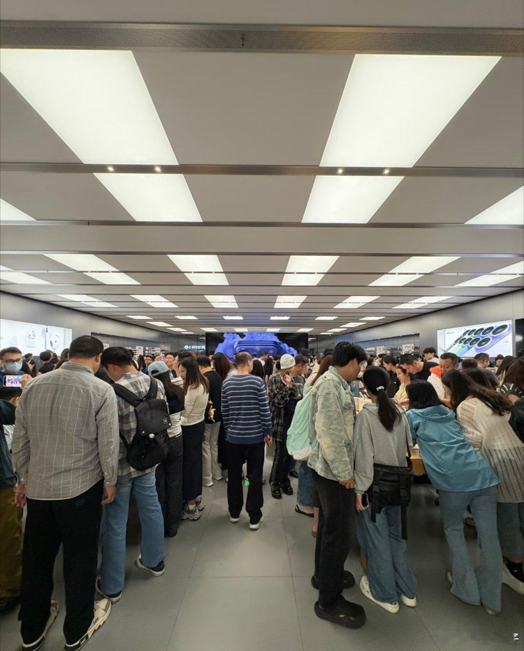 为什么非要抢iPhone首发抢首发，买的哪是手机啊，是“我先用上了”的那股劲儿。