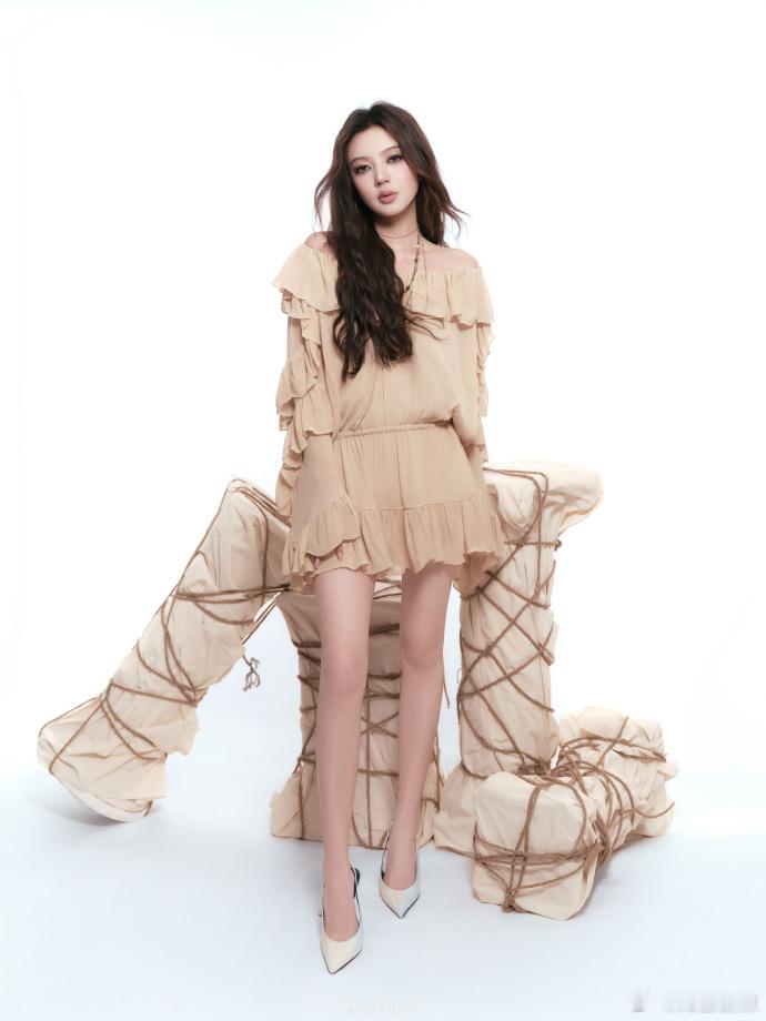 何瑞贤温婉千金风何瑞贤好细的腿 何瑞贤温婉千金风，真的是太美了呀，姐的身材好好呀