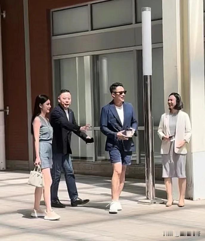 '汪小菲马小梅上海街头被偶遇，女方不穿高跟鞋也不打伞遮阳，一点也不矫情。这点就比