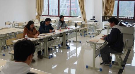 公司招出纳，一个姑娘面试时第一句话就把老板问住了：“你们招聘写的6000到900