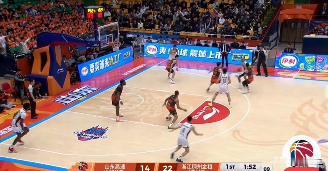 山东主场迎战浙江这场比赛，着实看得人揪着心。

比赛伊始，便被对手的快节奏打得晕