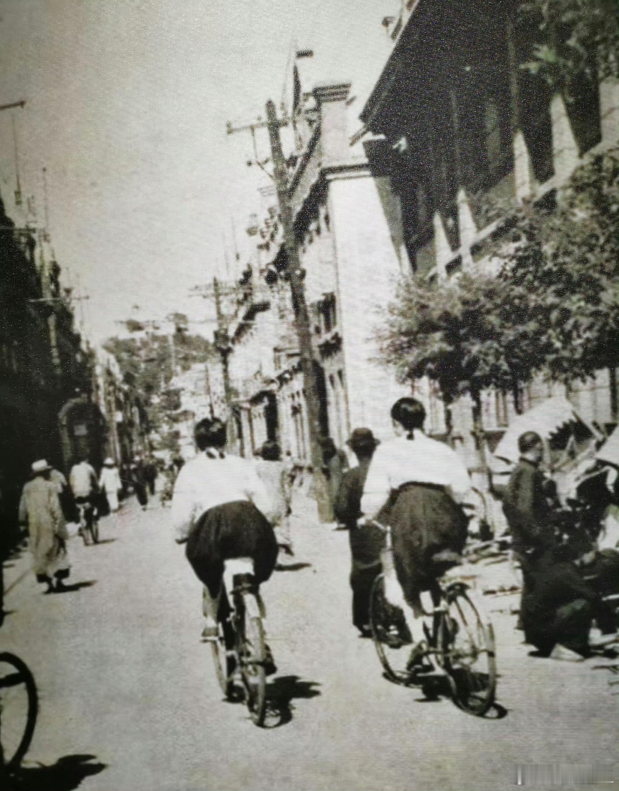 这是1942年的某一天，在我家乡烟台芝罘区家门口的老街上，两位骑自行车的姑娘背影