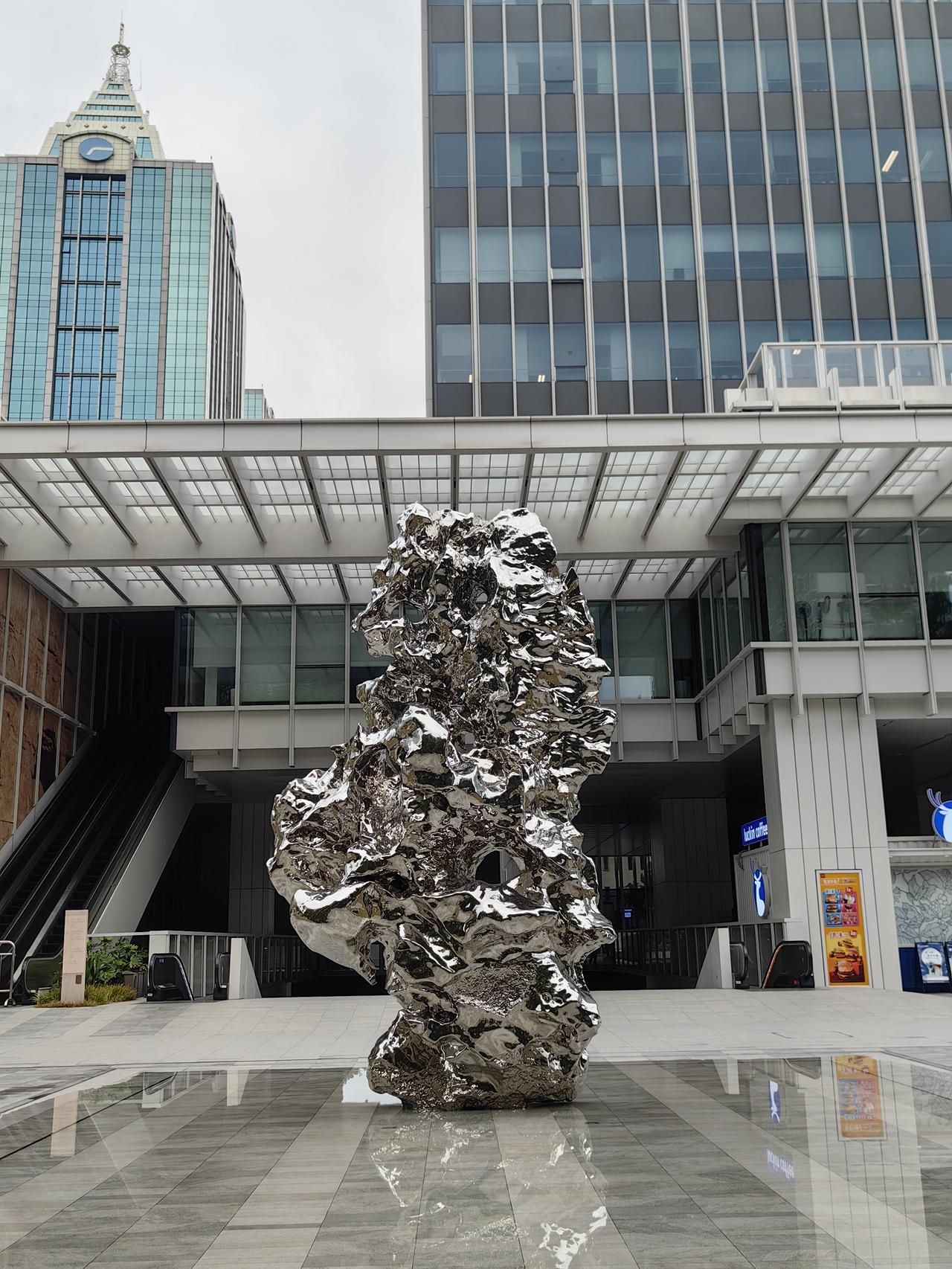 这是现实，不能不看。欧美股市，尤其是美国股市，是世界股市的风向标。