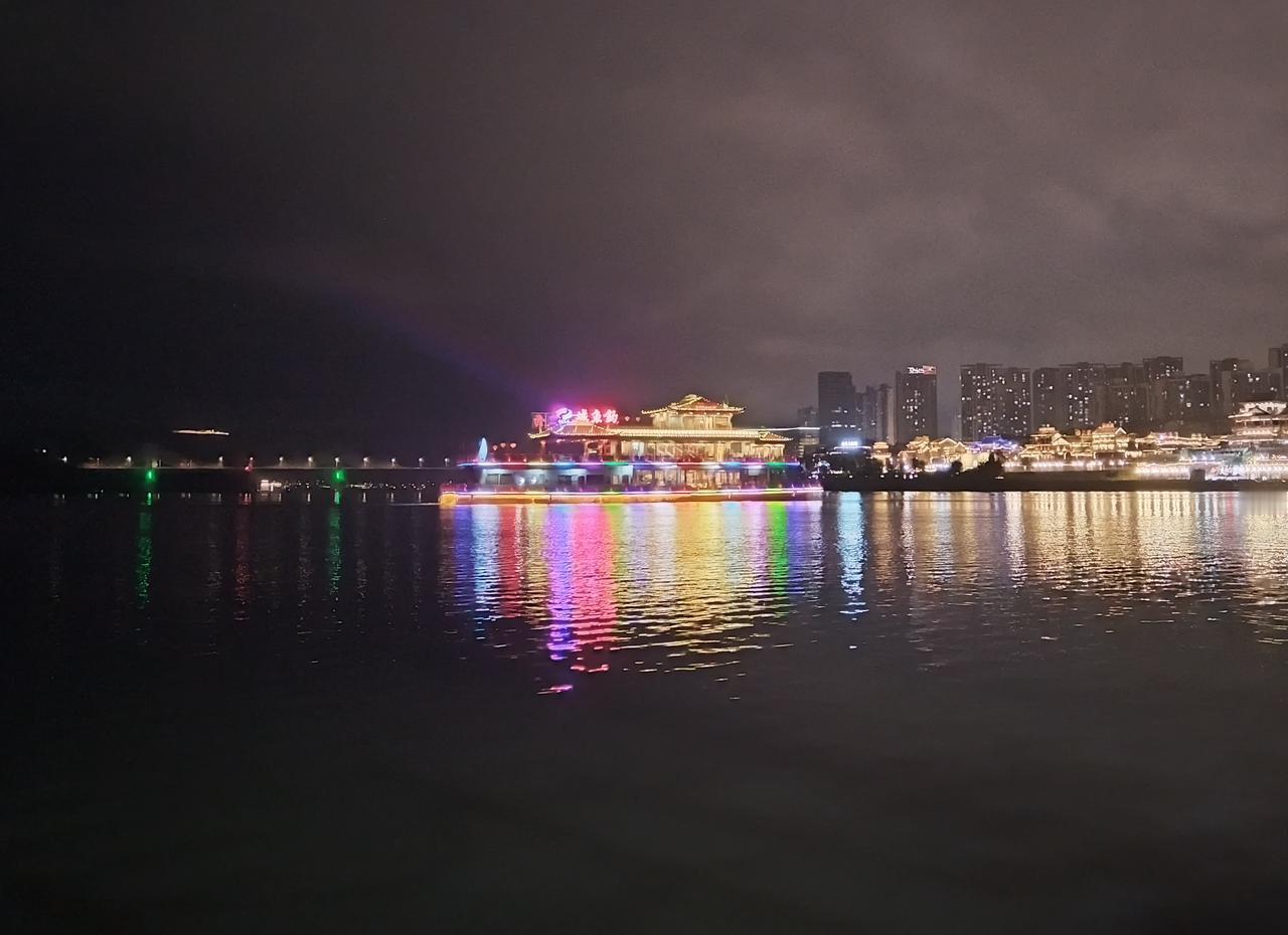 雨夜江湾，灯影荡漾！