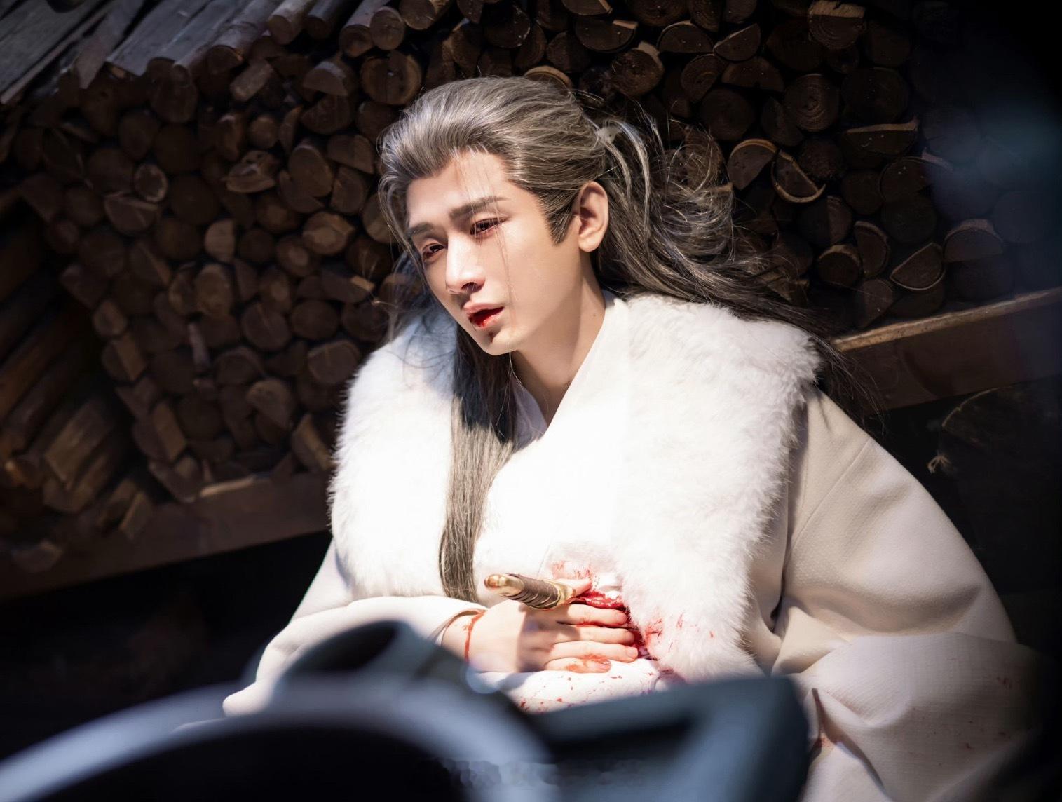 成毅饰演的谢淮安穿越到了2026年了成毅的眼神就很会根据情境变化，同样的姿势，可