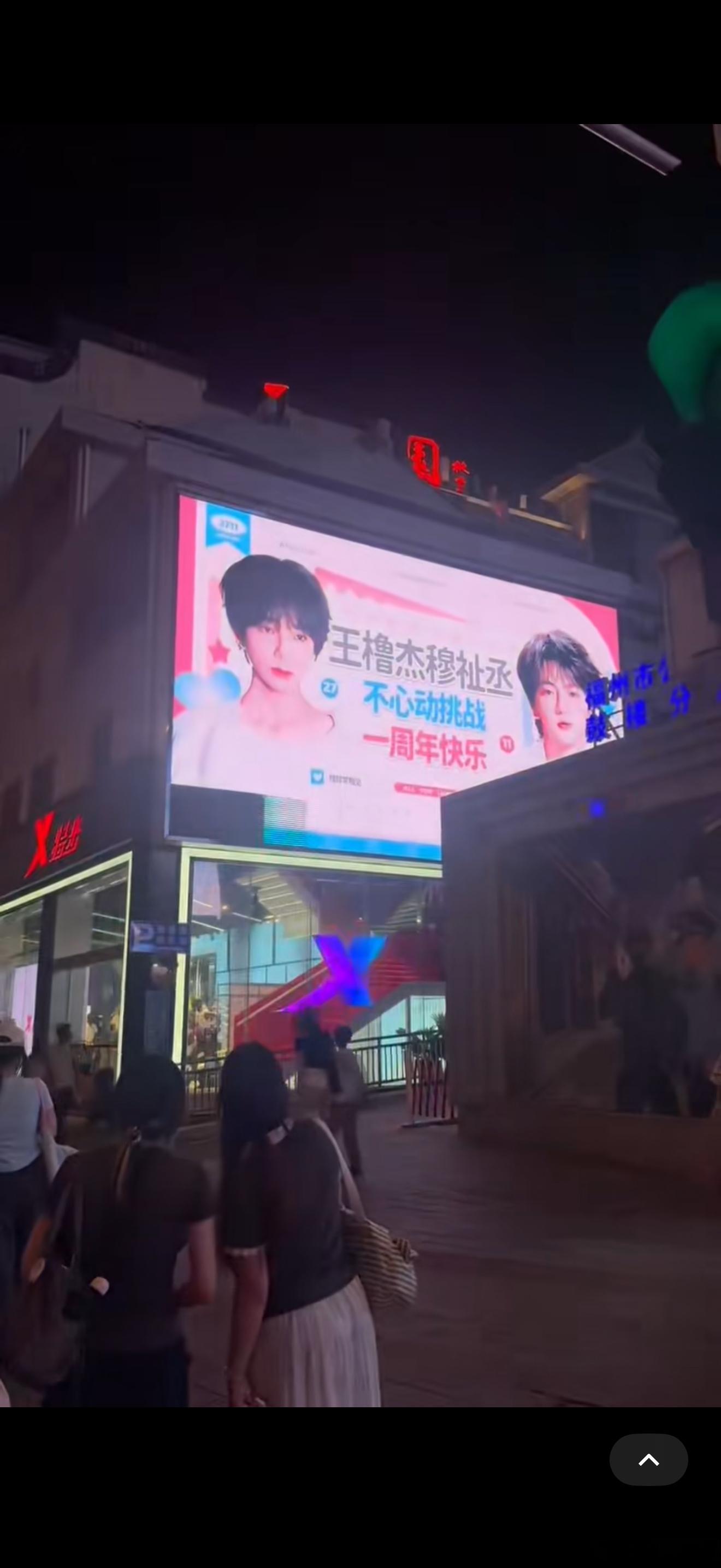 尼玛路口一堆人拿着牌子我说这是在干啥呢一看 
