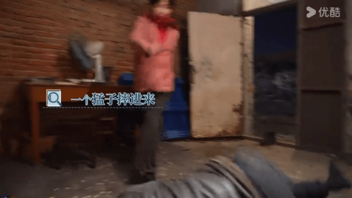 万茜邪恶蘑菇头万茜好一个邪恶蘑菇头本该肃杀的搏斗戏份频频笑场，万茜顶着邪恶蘑菇头