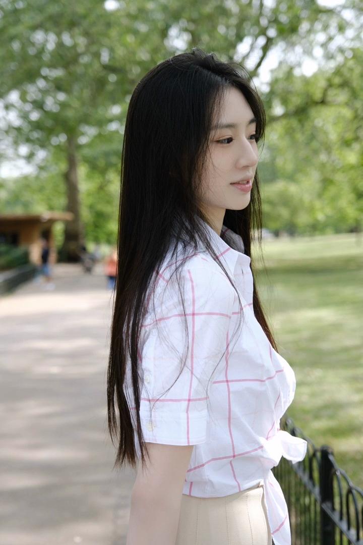 绿树阴中见，红袖添香时。