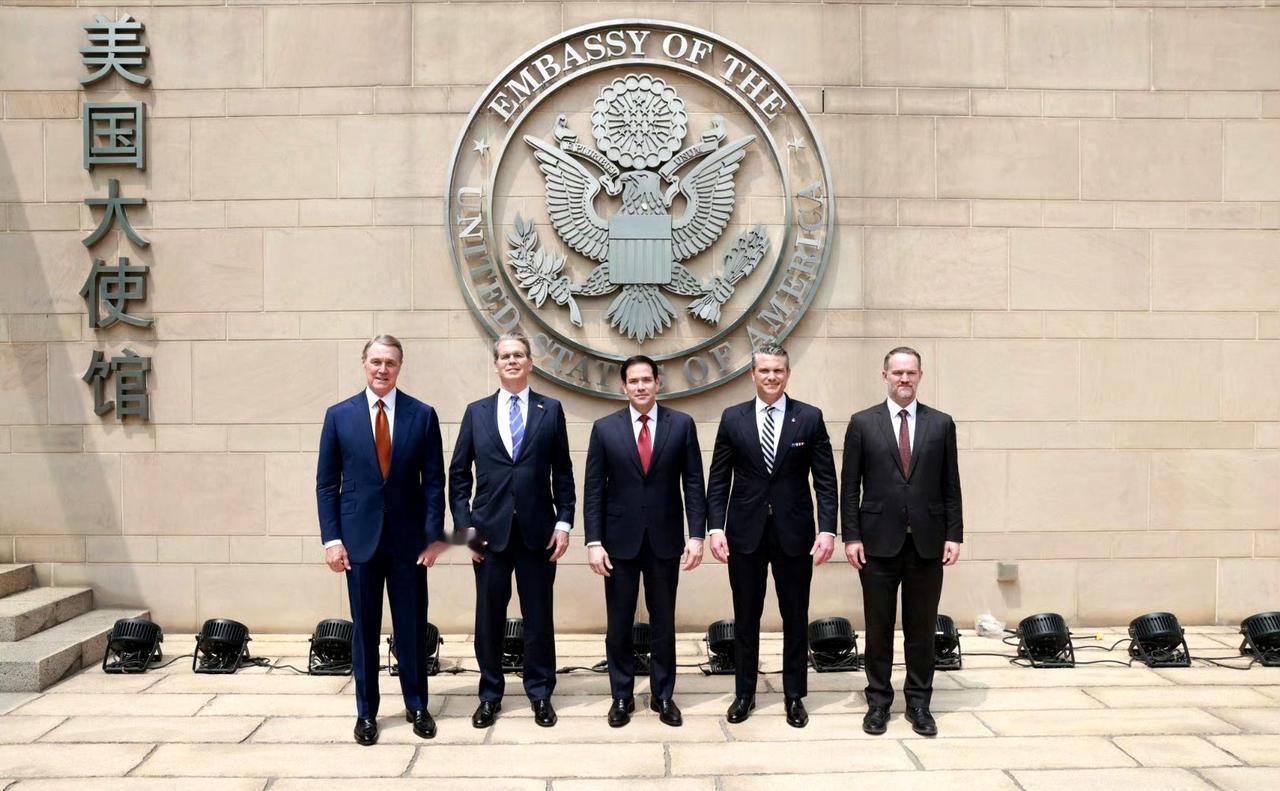 美国驻华大使发的照片 

庞德伟表示，很高兴能在驻华大使馆接待首次来华的鲁比奥、