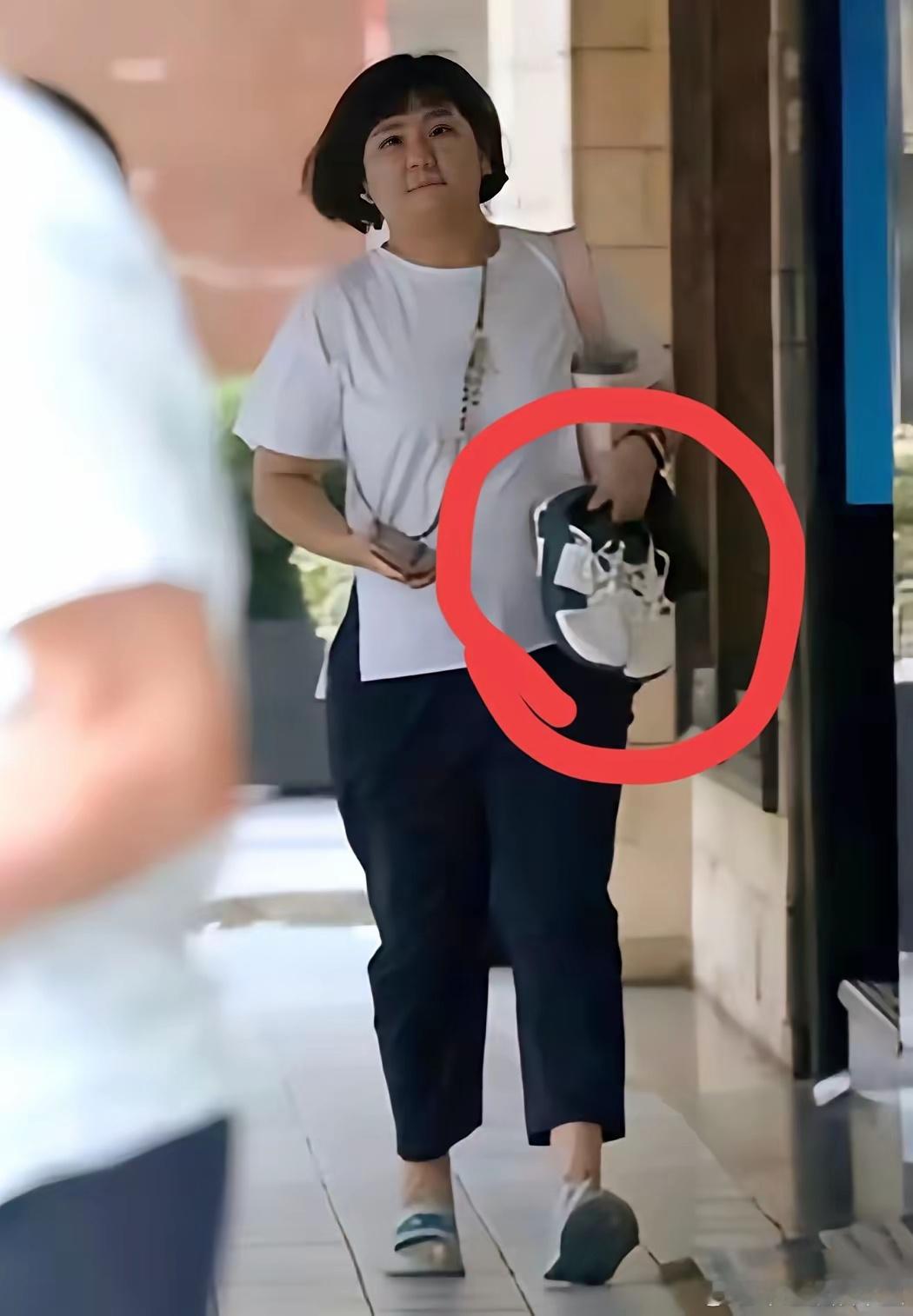 只看到任家萱胖了，却没有看到她手上拿的儿子的运动鞋子，是给儿子校园活动换鞋用的，