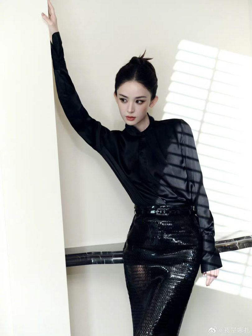 娜扎红毯气场娜扎妥妥的人间富贵花本花 氛围感与精致感融为一体，从容拿捏全场焦点，