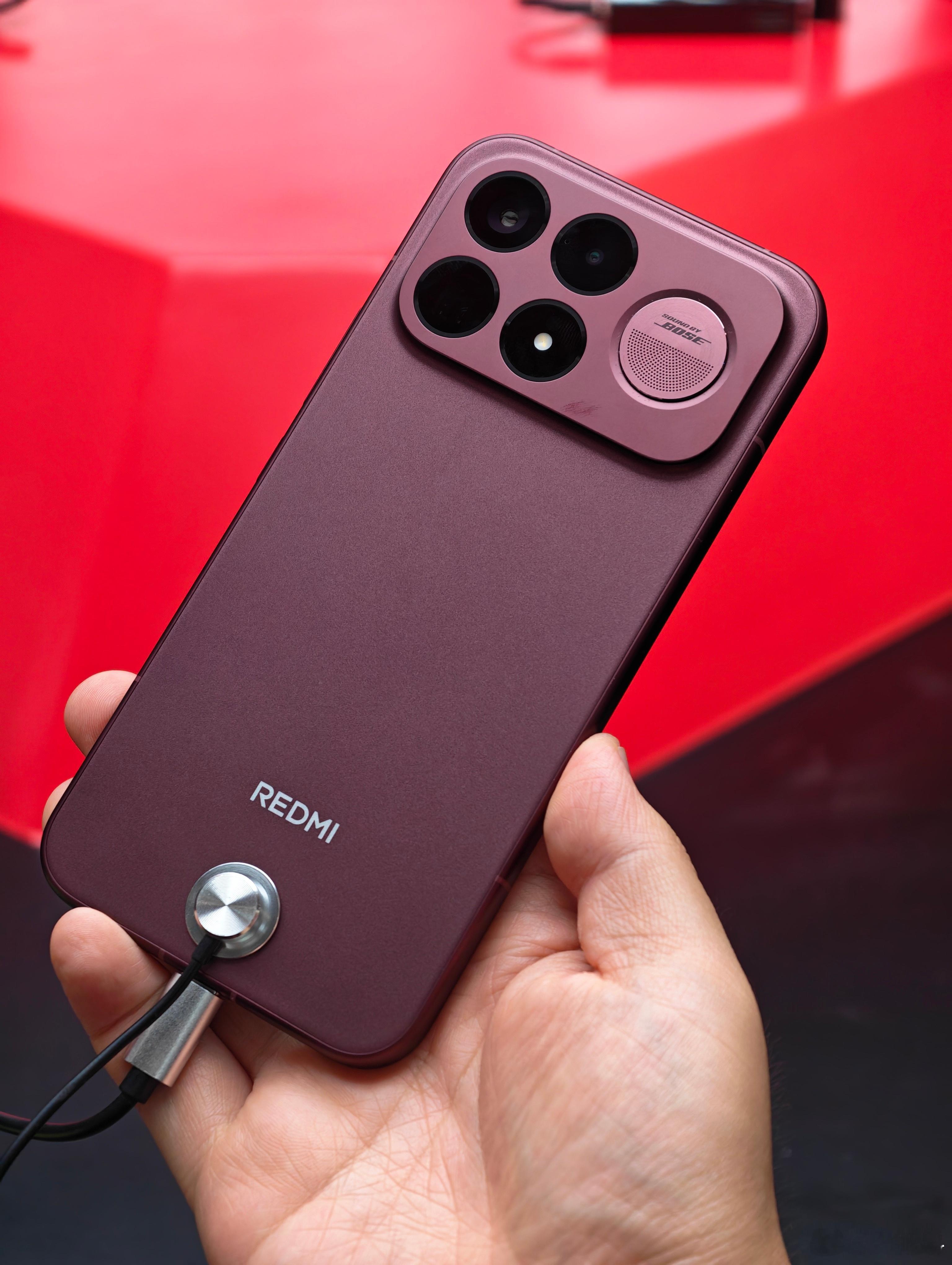 手机圈终于有高级酒红色了 我在ChinaJoy现场见到了REDMI K100 P