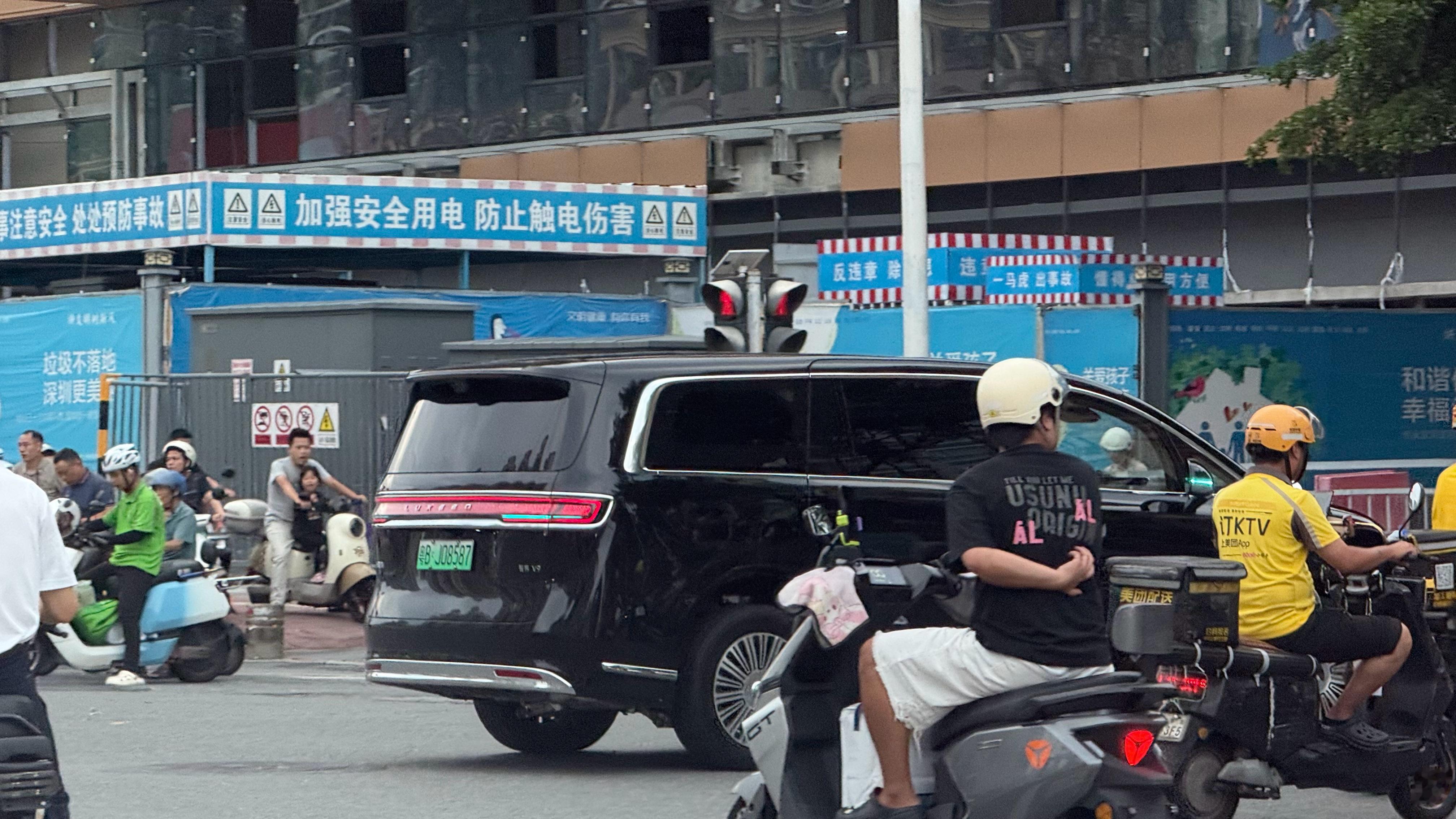 路上第一次见智界V9气场这部分还是拿捏到位了深圳真是一个很神奇的地方一款新车刚上