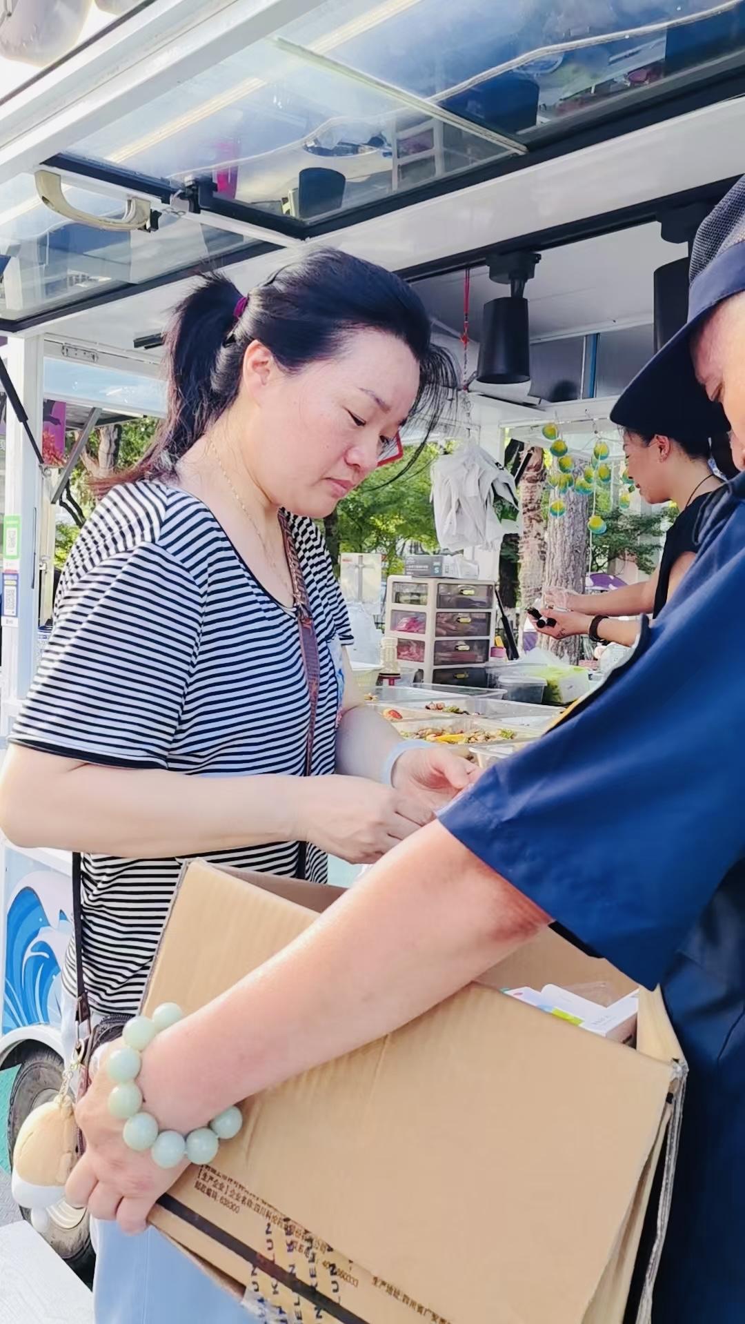 芜湖珊瑚夜市送清凉 高温天里暖摊心
连日高温笼罩芜湖，珊瑚夜市的摊主们仍守着摊位