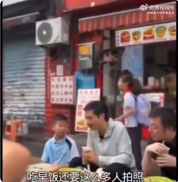 雷军路边吃早餐，被路过小女孩一句话整破防了。
6月15日上午，武汉大成路，雷军坐
