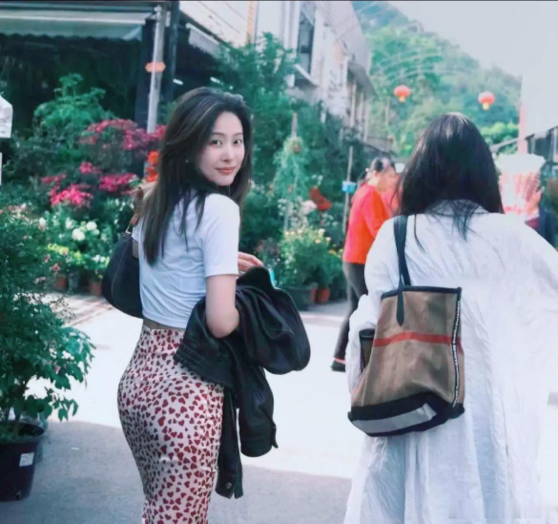 2006年，深圳。逛西丽迎春花市的女子。