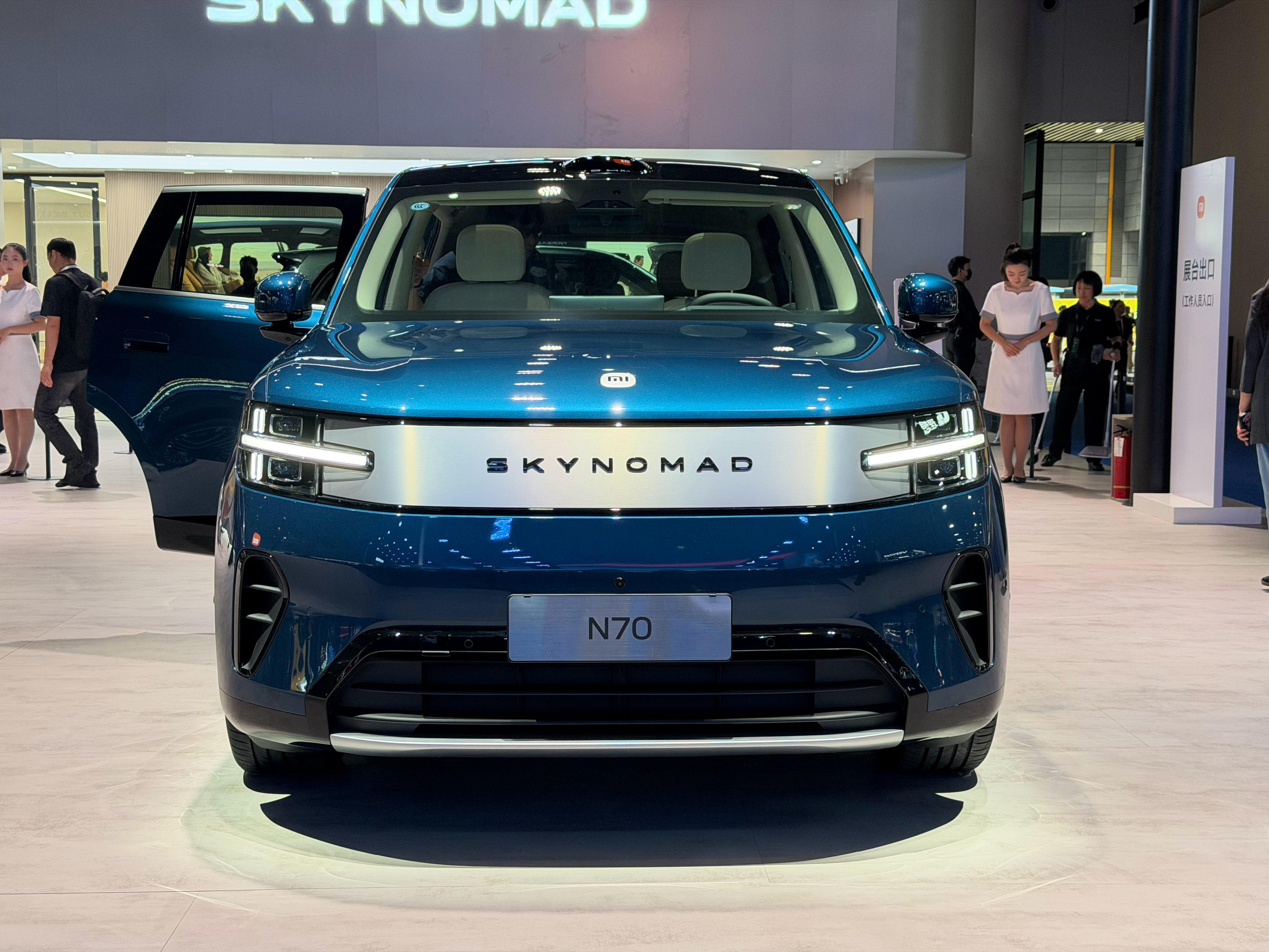 成都车展实拍小米澎程N70、N90两台实车。同家族方正硬朗外观，标志性蜻蜓大灯辨