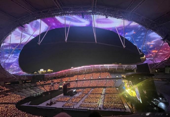 #许嵩演唱会天幕舞美#许嵩上海演唱会的舞美表现令人惊艳，《河山大好》的清明上河图