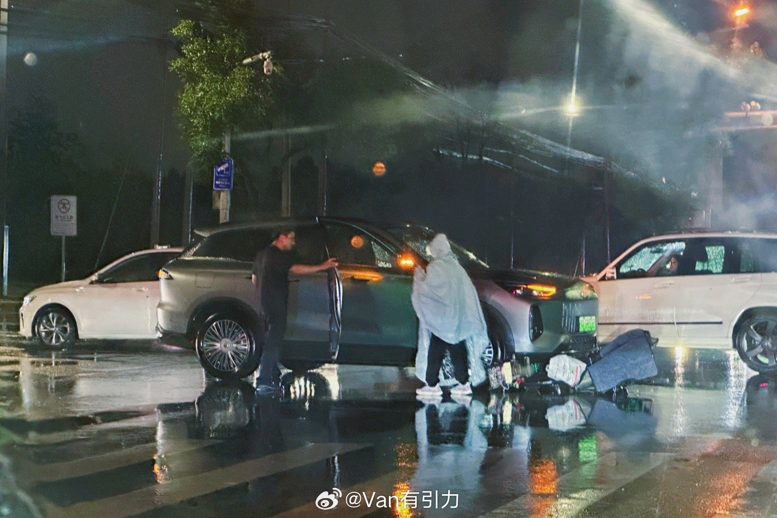 接二狗路上看到起事故，应该是刚撞的，骑电动车的人刚从地上爬起来，貌似不严重……雨
