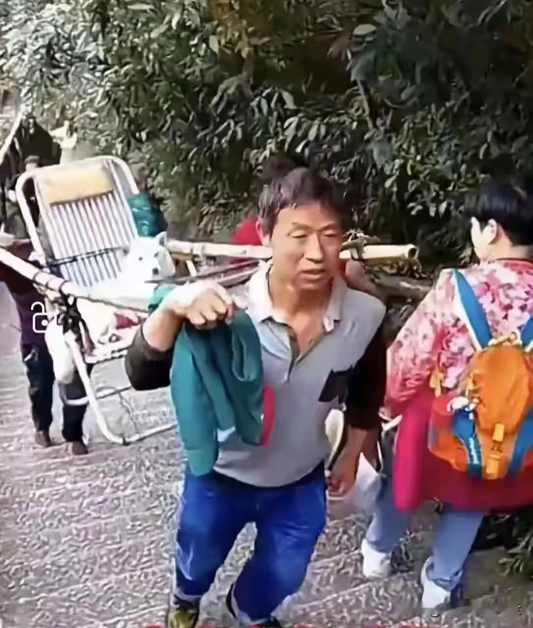 犬世赋
 文/溪流

世风迁转，物性潜移。昔传犬食秽，本性难移；今观犬登堂，荣宠