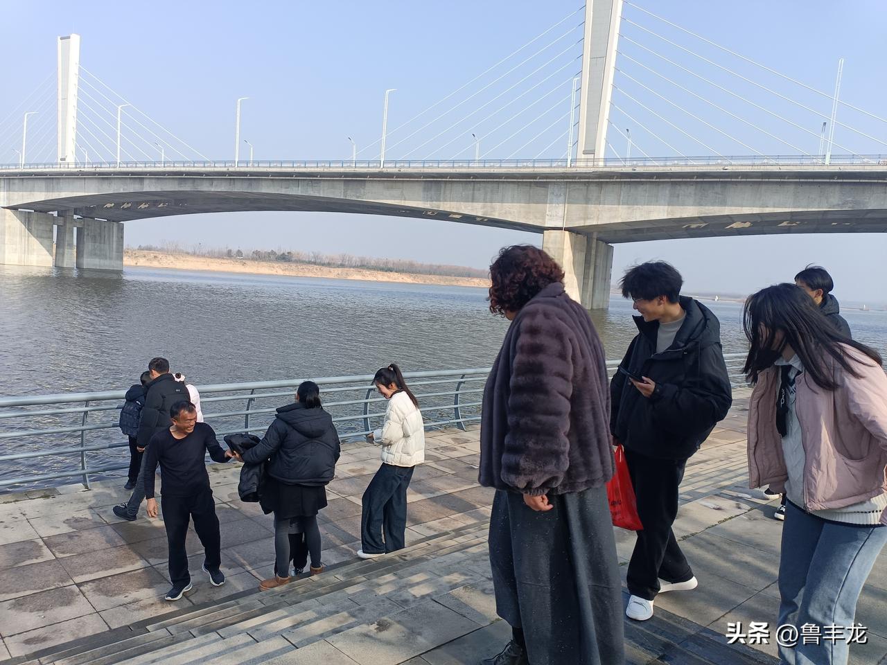 “人这一生亏欠最多的人，是父母”。

他们倾其所有，用一生的辛劳换你平安喜乐，却