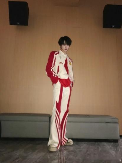 黄朔章鱼哥梦男黄朔对章鱼哥的喜欢毫不遮掩，官宣视频里总能抢先看到身影，妥妥标准梦