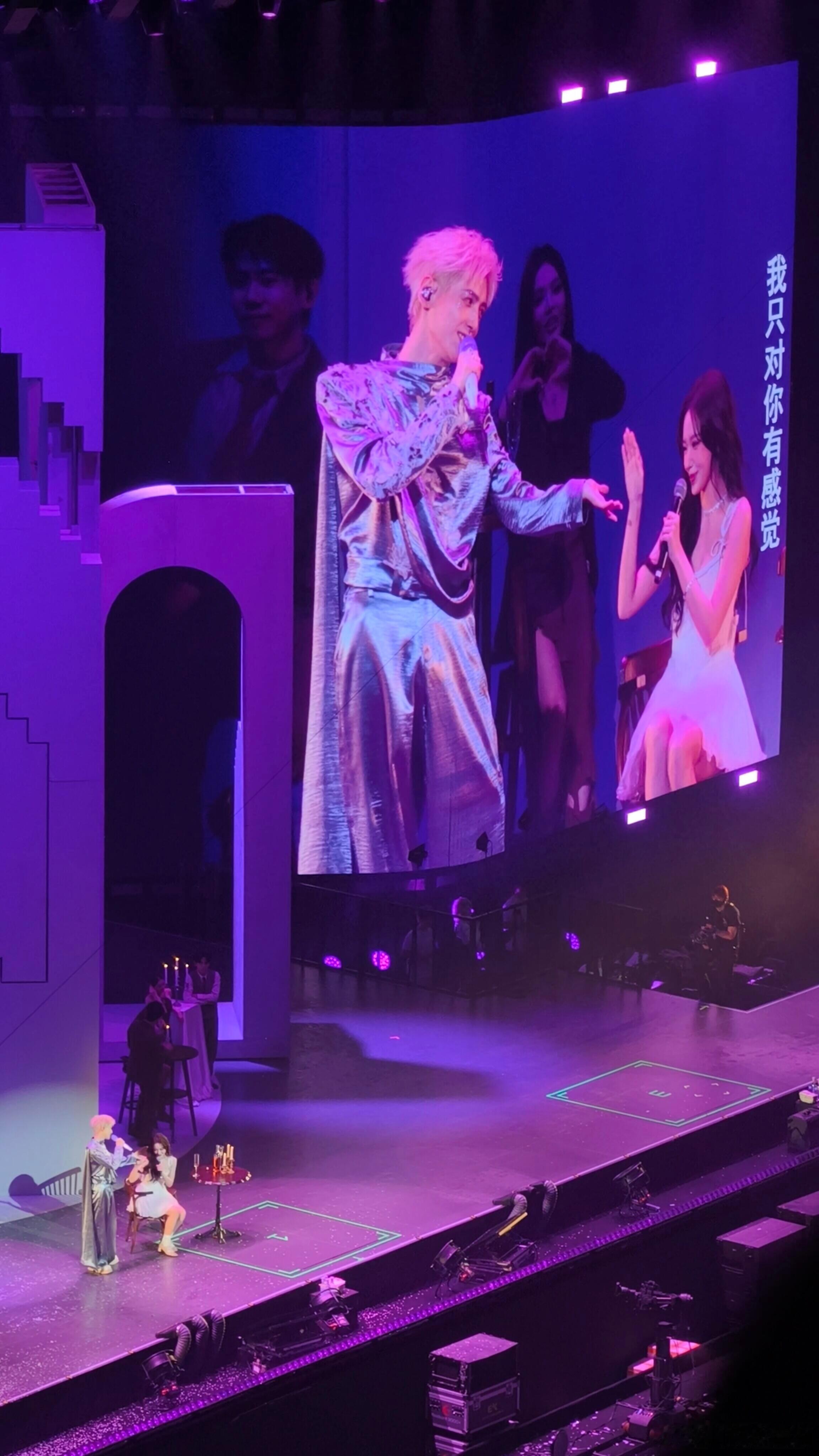 罗云熙南京演唱会嘉宾程潇散场时程潇退场前回头笑了一下，罗云熙正低头跟乐队点头。嘉