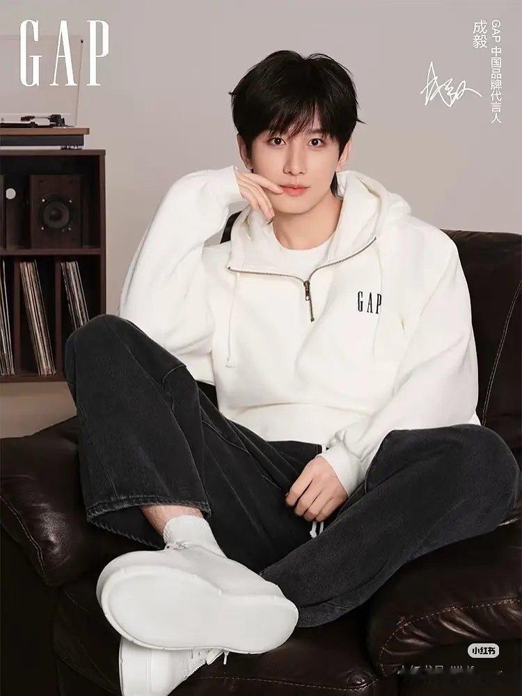 成毅GAP（盖璞）代言，品牌包下九十九个大屏，应援赴山海。这个GAP能处，新品很