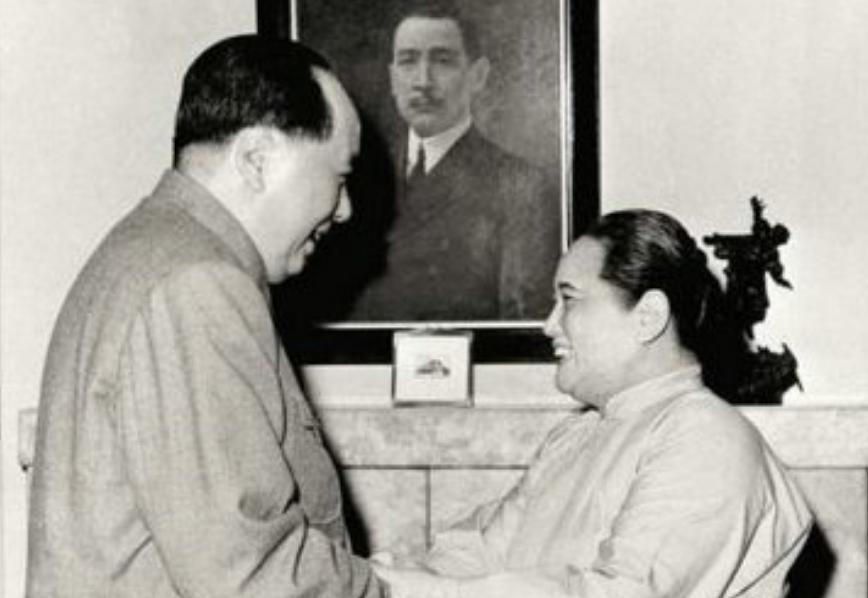 宋庆龄与毛主席的真实关系如何？曾抵押房产支援主席，还坐着出席毛主席追悼会！
19