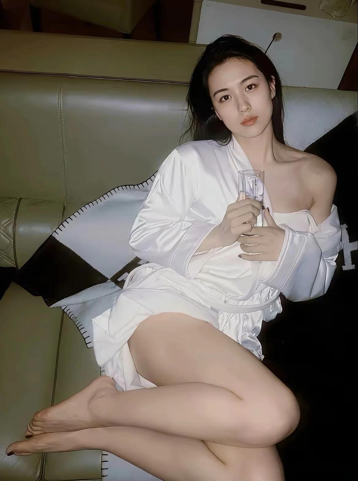 男人离了婚，家还在那里， 他不过是生活中少了一个女人， 女人离了婚， 失去的不仅