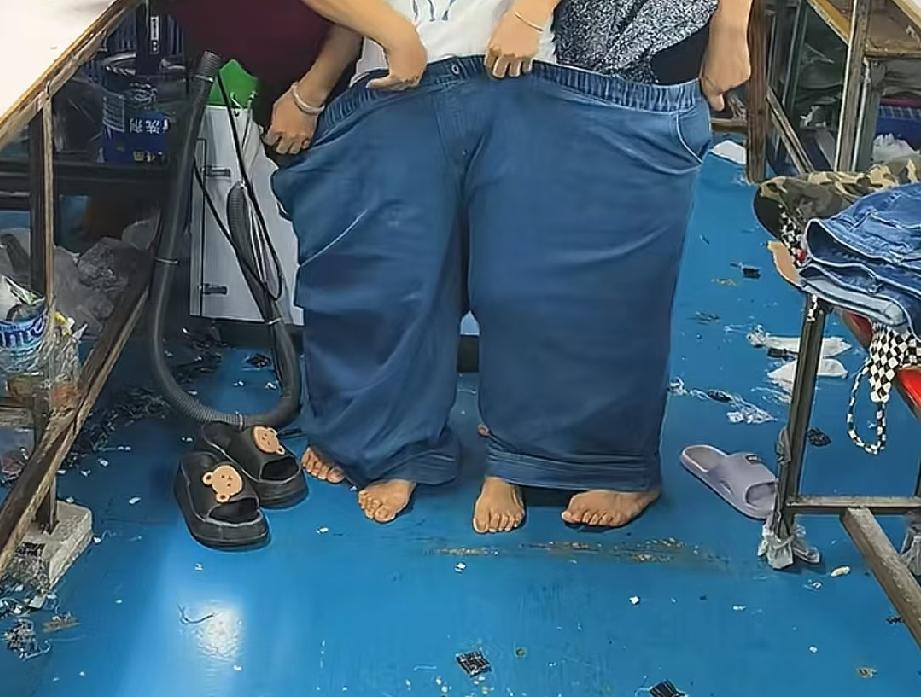 三个人穿一条裤子

这家服装厂生产的牛仔裤出口美国

看三个员工穿一条裤子，就可