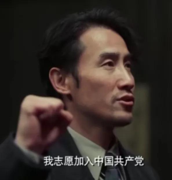   无论是新党员，领誓还是重温，举起右拳宣誓的那一刻，都有一份庄严和神圣感，演沈