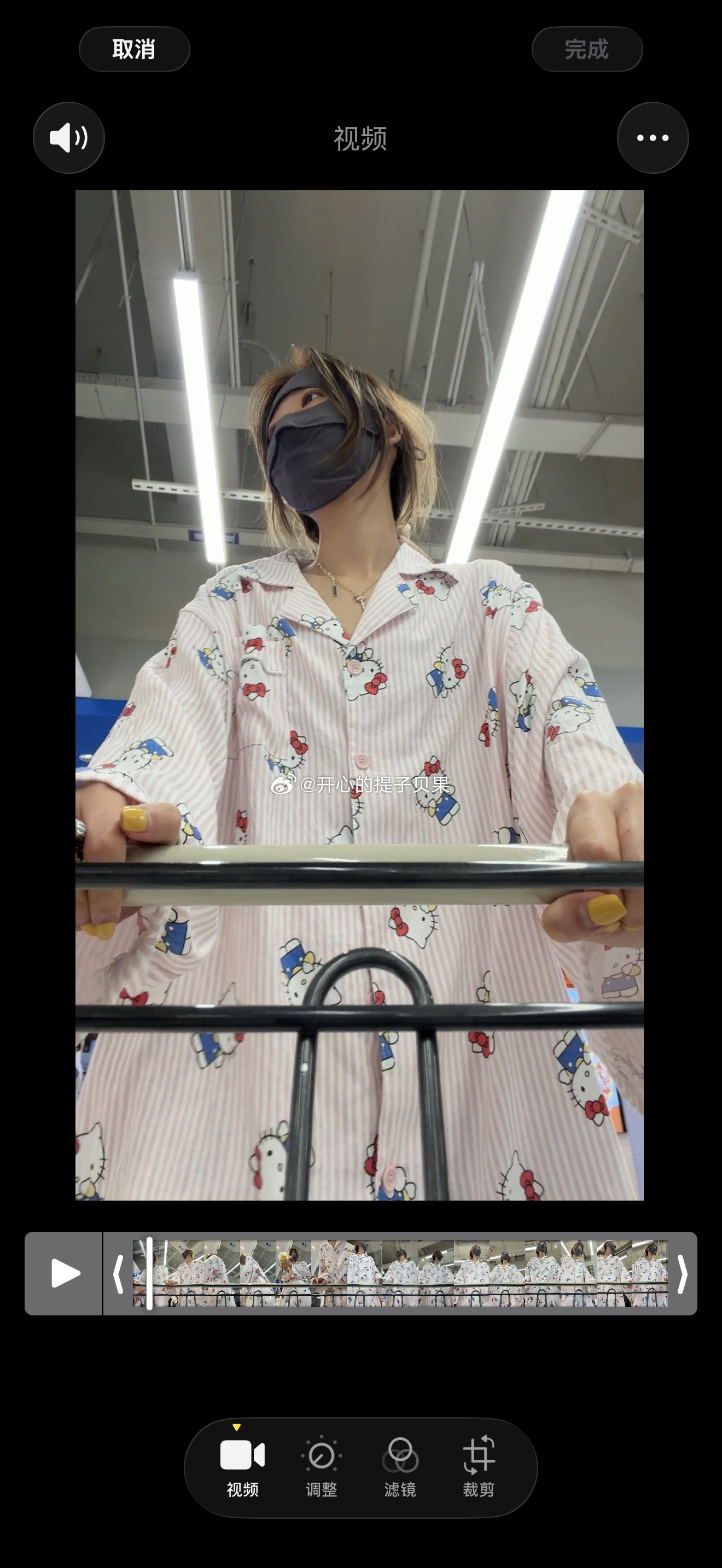在喝新品！蜜瓜牛奶一模一样哈哈哈（在拍vlog 这个小姐姐完全爱上逛盒马 平均三