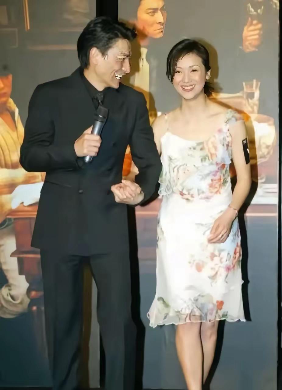刘德华旁边女士是谁？看上去非常有气质
