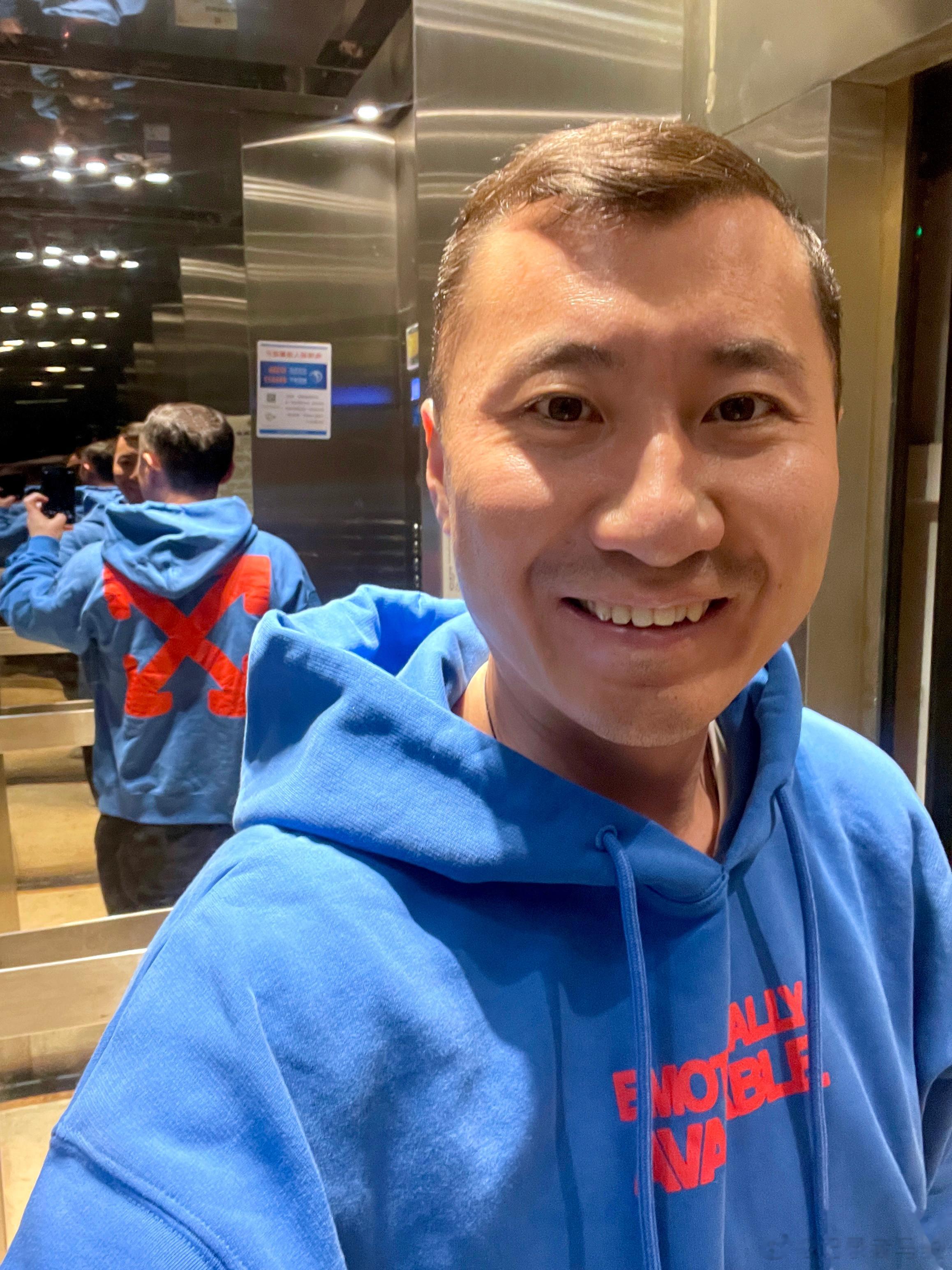 浪漫和悲观并不冲突，我时常消极又觉得生活很美好。好梦~~~ ​​​