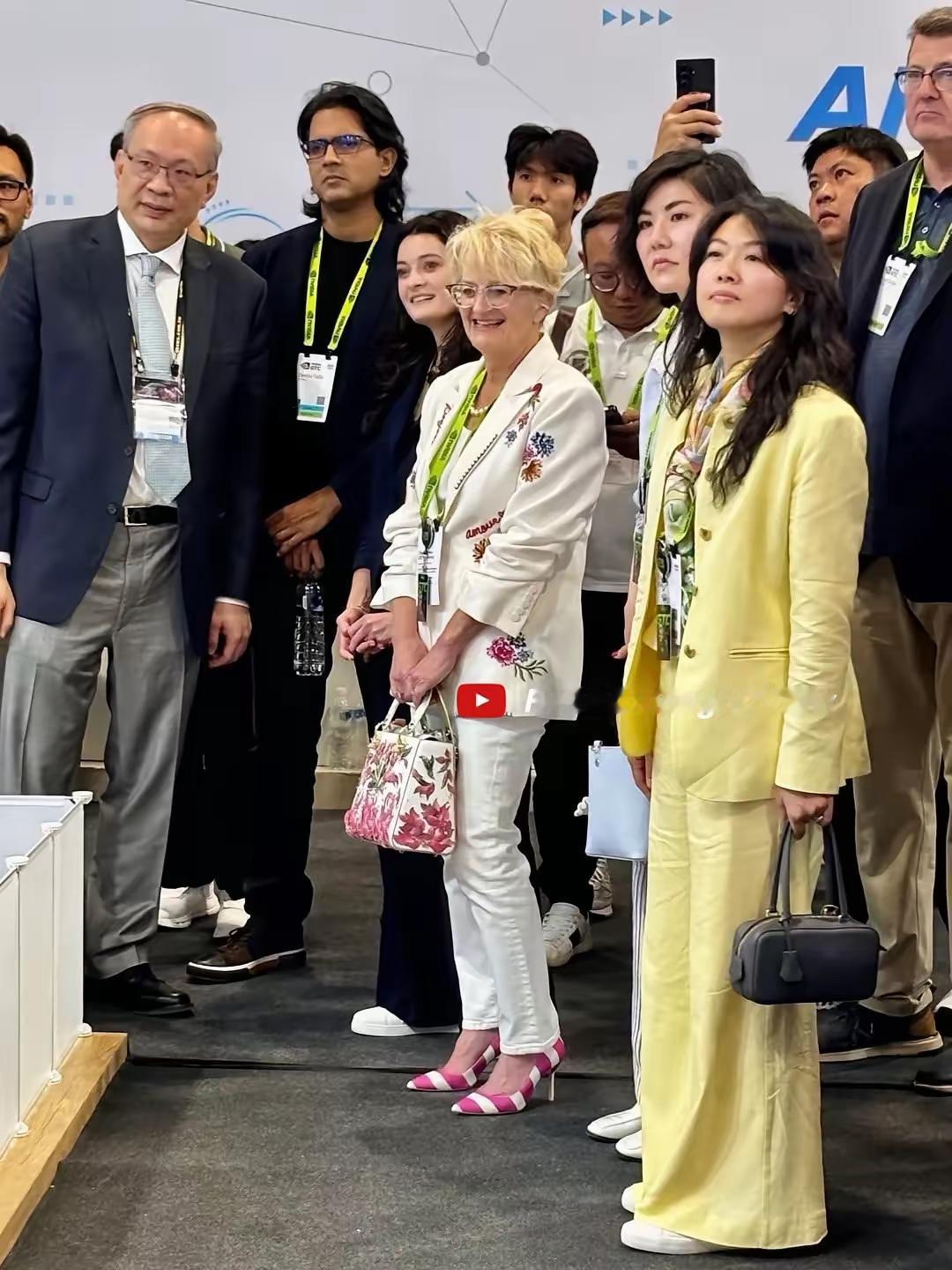 一张合照在网上传开，黄仁勋儿子身边这位穿黄色衣服的亚洲女生，和奶奶相处得十分融洽