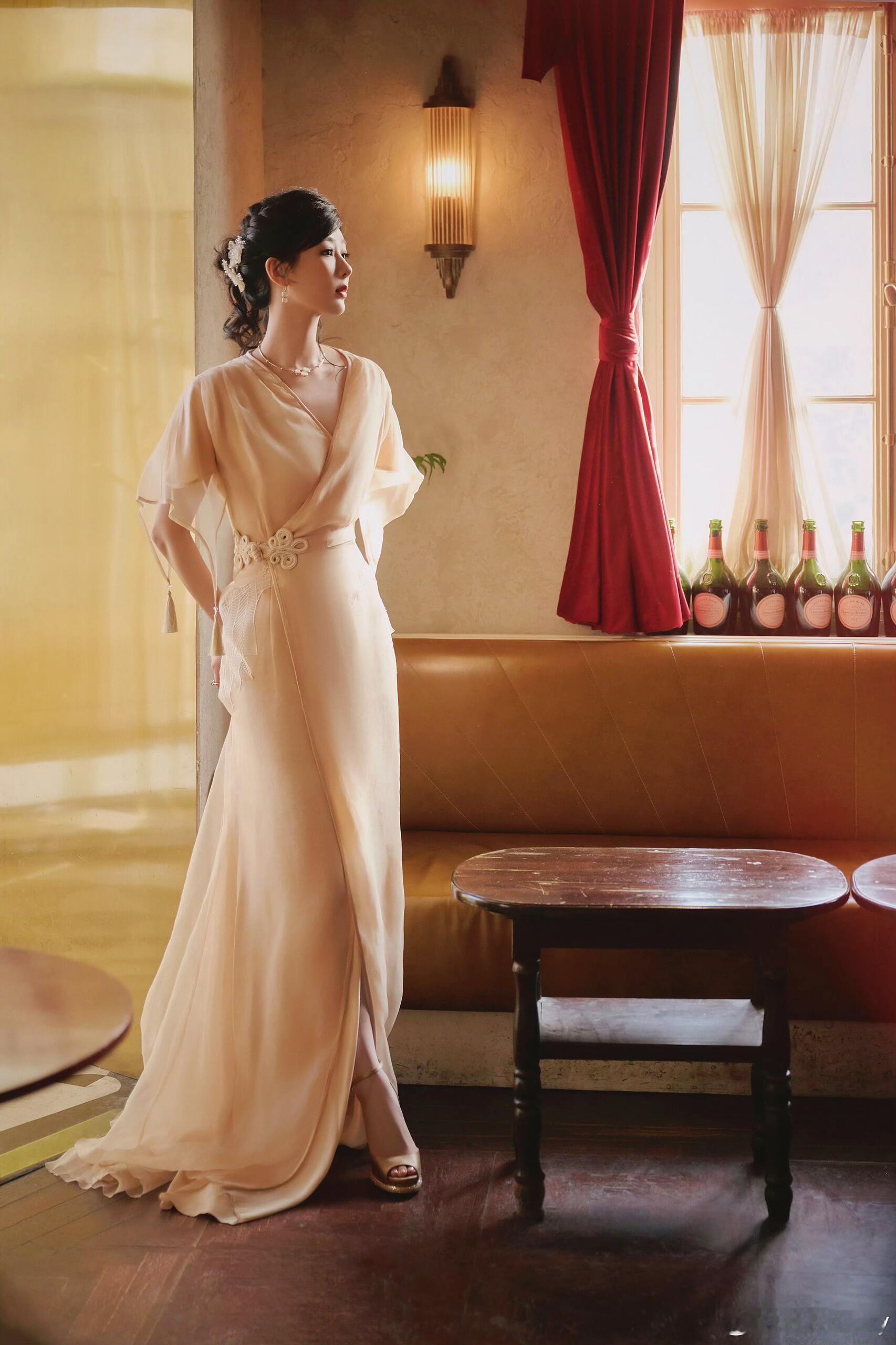 杨紫北京活动高定造型封神，杨紫身着Julien Fournié 2023春夏高级