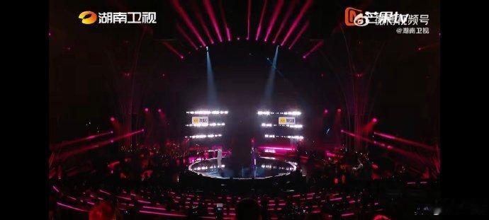 歌手直播锤娜丽莎飙高音歌手2026高音收放自如，爆发力与细腻感兼具，演唱细节处理