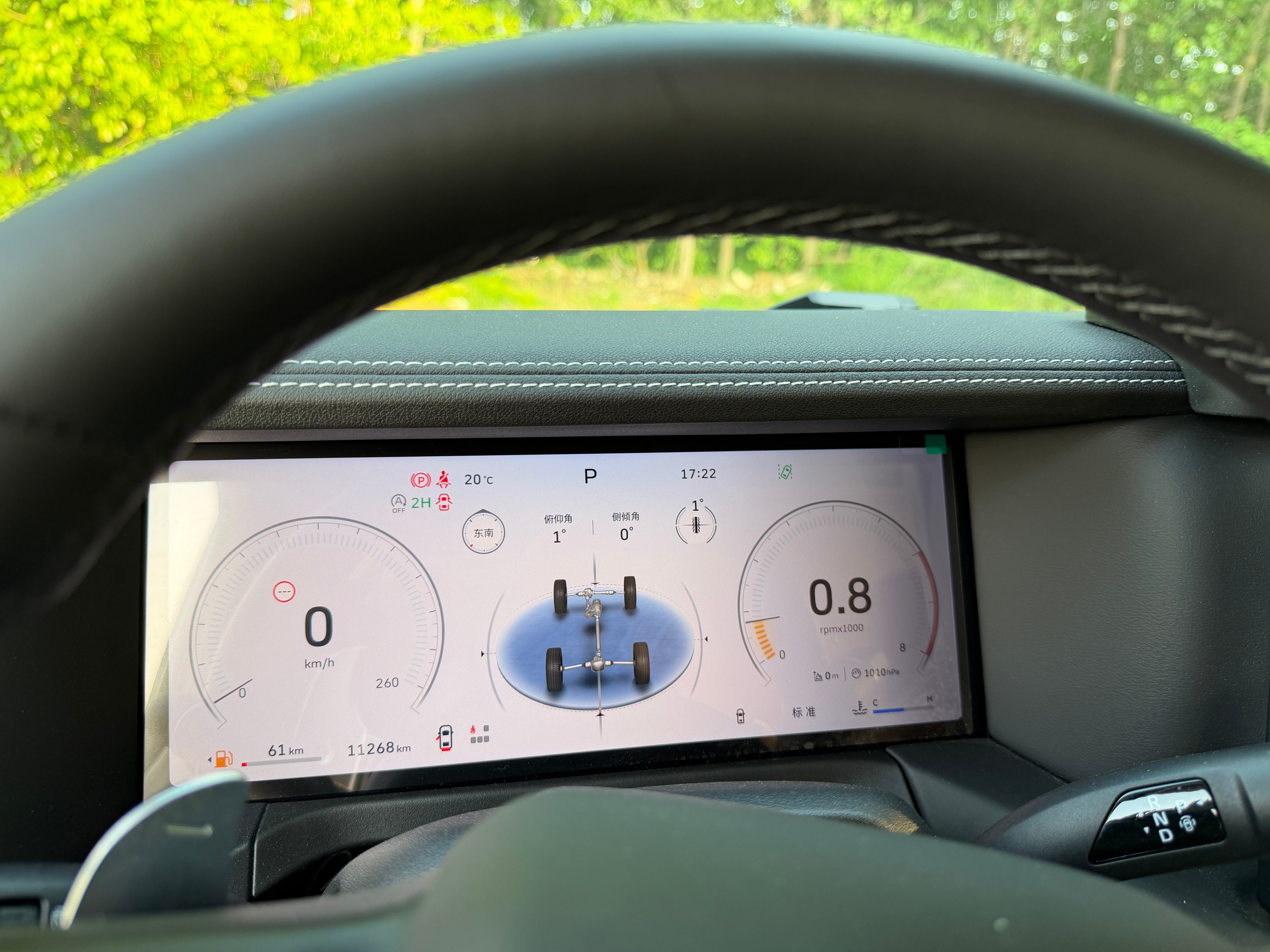 三刀买百车 25年4月上牌，1.1万公里，车上很多膜都没撕，嘎嘎新的坦克300 