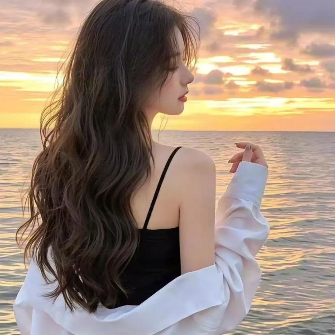 夕阳下的温柔剪影，感受海风轻抚夕阳余晖写真 海边夕阳漫步 夕阳下人物剪影 黄昏漫