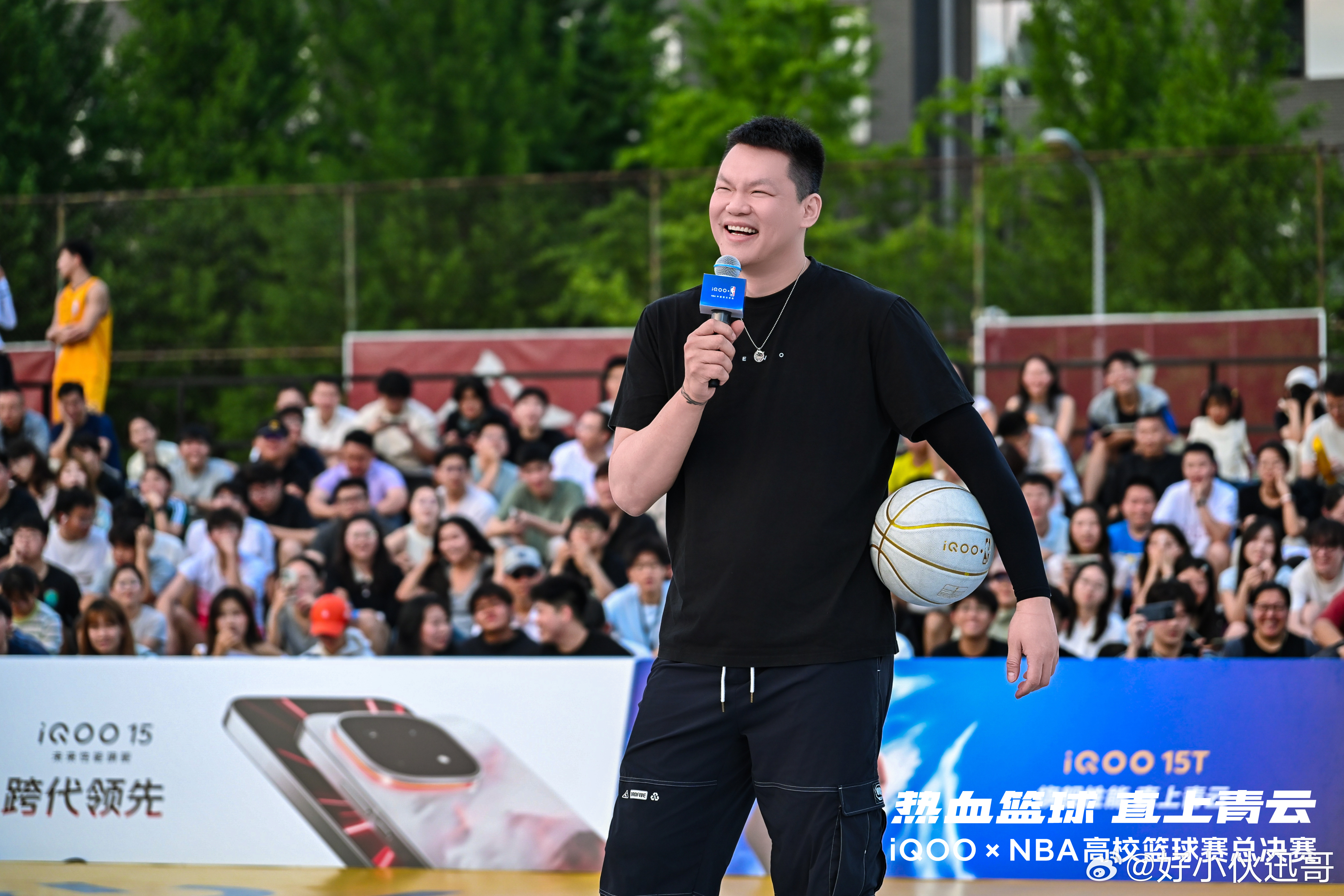 iQOOxNBA高校篮球赛朱芳雨是传说的“三分雨”，上来就被大家催着投三分，他也