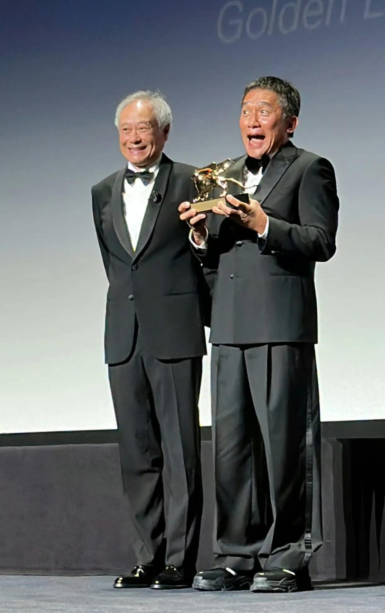 梁朝伟，又哭又笑，
哪有社恐的模样啊！
刚刚，梁朝伟获得威尼斯电影节终生成就奖，